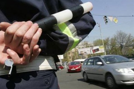 На киевской трассе с водителей грузовиков сдирают по 200 гривен. Фото - obozrevatel.com