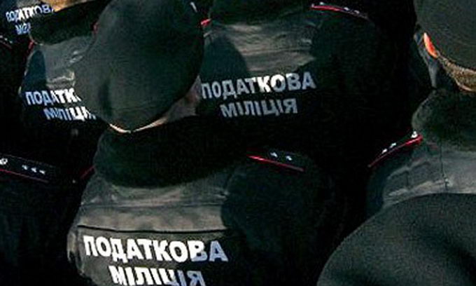 Видимо, мужчины ничего не знали о налоговой милиции. Фото с сайта: vidomosti-ua.com.