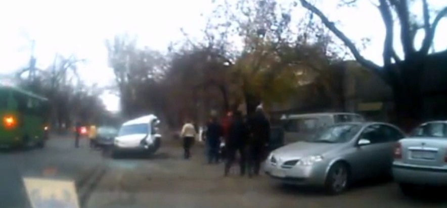 В Одессе гонщик снес милицейскую парковку. Фото - скриншот видео.