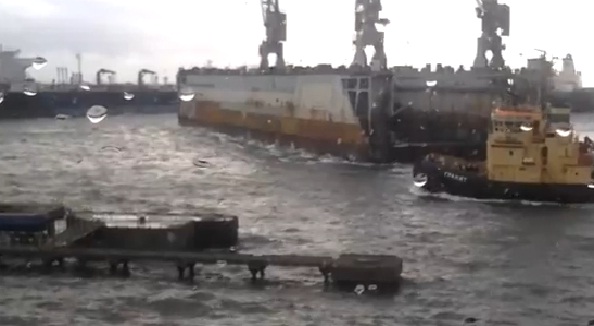 В Одесском порту сорвался док.
Фото - принтскрин с видео.