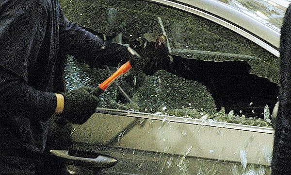 Воры разбили стекло в машине. Фото с сайта: kuban.aif.ru.