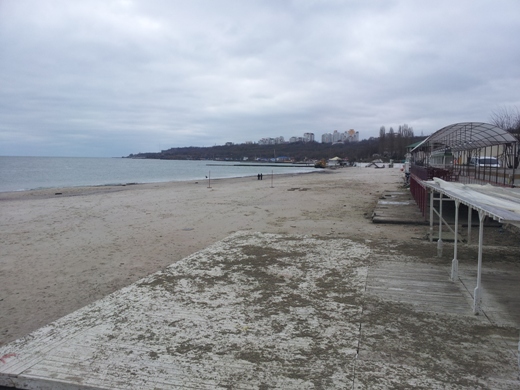 Кое-где нужно было просто убрать мусор, а где-то пляжи разрушены. Фото с сайта: odessa.ua.