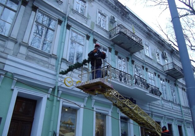 Приближение Нового года начинает ощущаться на улицах Одессы. Фото - автора.