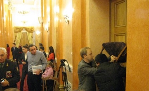 Депутаты пытаются удержать двери в Большой сессионный зал мэрии.
Фото - dumskaya.net