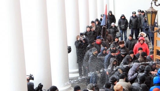 На митингующих направлена струя воды.
Фото - dumskaya.net