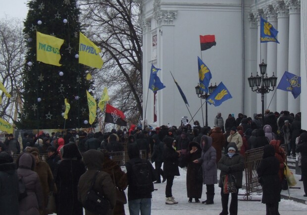 Митингующие хотят устроить одесский майдан. Фото - Ирина Кипоренко.