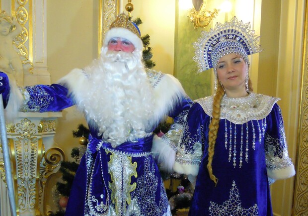 "Дизайнерские" Дед Мороз и Снегурочка. Фото: Валерия Егошина.