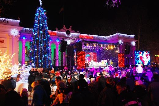 Новый год на Думской встретили тысячи горожан. Фото - odessa.ua