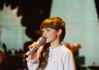Юная певица покорила зрителей и Олега Скрипку. Фото - golosdity.tv