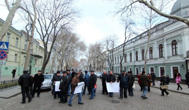 Чтобы получить свои деньги, моряки перекрывали дорогу. Фото - dumskaya.net