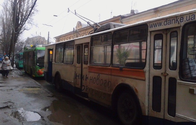 Троллейбусы мешают ездить автомобилистам. Фото: оdessa-life.od.ua.