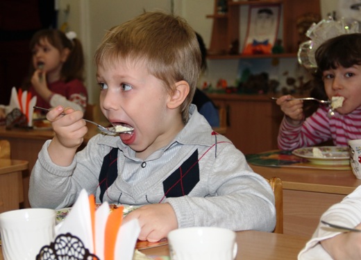 Некоторые кормят детей с нарушениями. Фото: оdessa.ua.