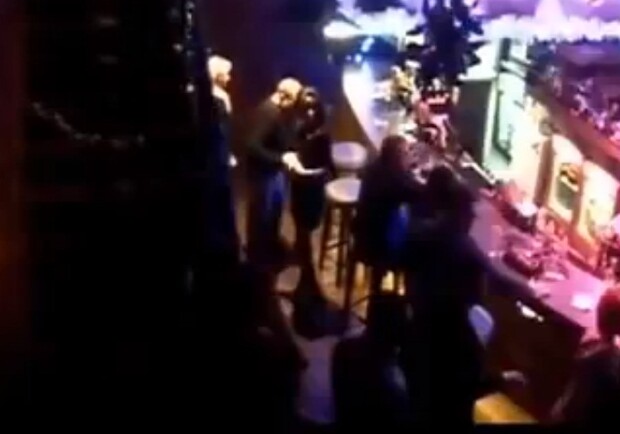 Появилась запись стрельбы в ночном клубе Одессы. Фото - скриншот видео. 