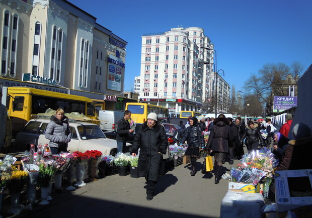 Торговцы паркуются на проезжей части. Фото: Валерия Егошина.