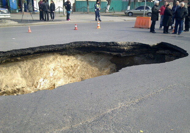 Все из-за ямы посреди дороги. Фото: Xor (Одесский форум).