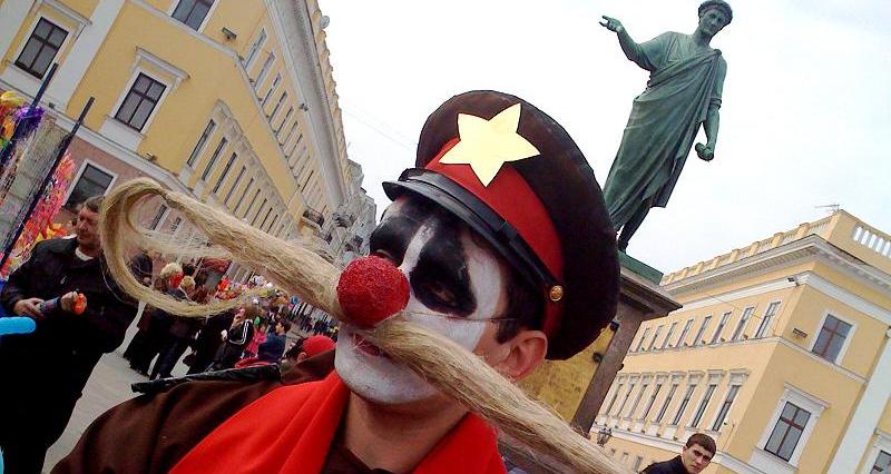 На протяжении всей Юморины в Одессе будут фестивалить клоуны. Фото: persona-grata.livejournal.com.