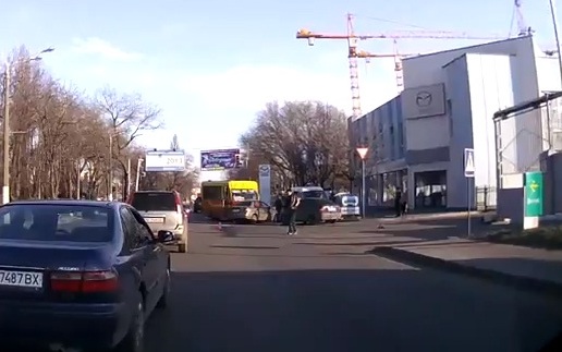 На Таирова маршрутка попала в аварию. Фото - скриншот видео. 