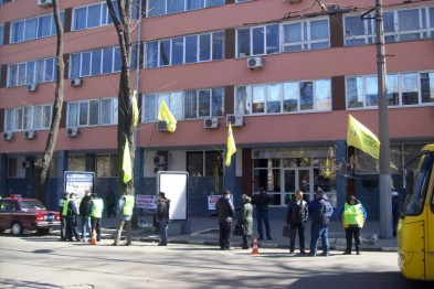 Также в это время митинги продолжаются у здания милиции. Фото с сайта: 048.ua.