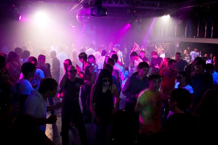 Посетители клубов напиваются и начинают дебоширить. Фото - job-sbu.org 