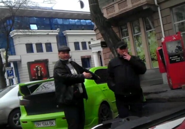 Несмотря на запрет в городе продолжают работать парковщики. Фото - скриншот видео.