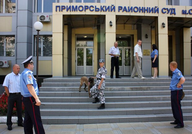 В судах ищут взрывчатку. Фото - odessa.umvd.gov.ua
