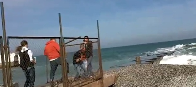 Парня избили прямо на пляже. Фото - скриншот видео.