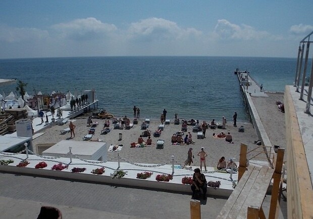 Территория бесплатного пляжа очень маленькая. Фото: www.reporter.com.ua.