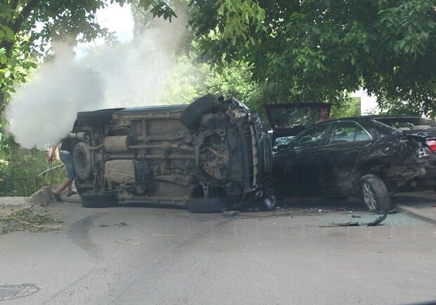 Пьяный водитель разбил пять машин. Фото - 048.ua