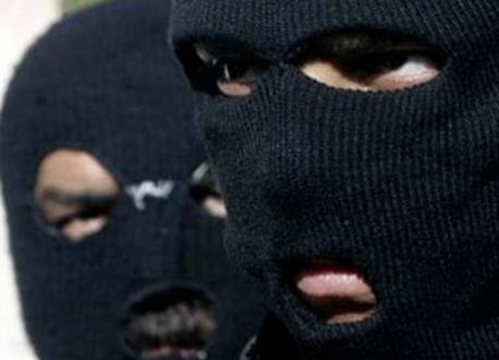 Бандиты в масках напали на автобус.
Фото - yk-news.kz 