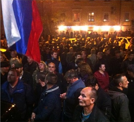 Митинг у здания милиции. Фото: Валерия Егошина.