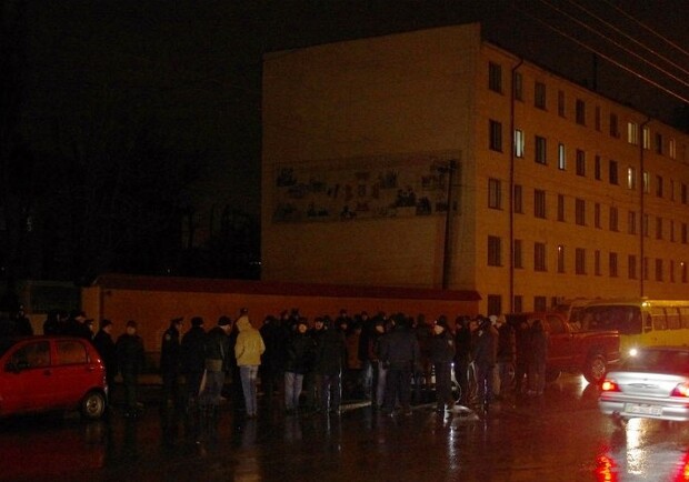 Люди не давали войскам выдвинуться на столицу. Фото с сайта: dumskaya.net.
