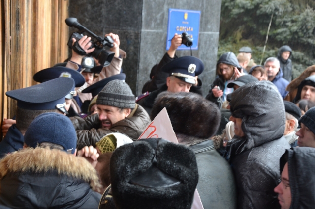 Люди устроили штурм ОГА, но прорваться им не удалось. Фото - vesti.ua