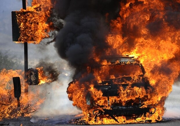 Уже проверенное средство запугивания - поджечь авто. Фото с сайта: picnewsday.ru.