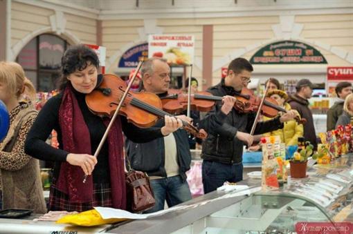 Оркестр за прилавком. Фото с сайта odessa.kp.ua.