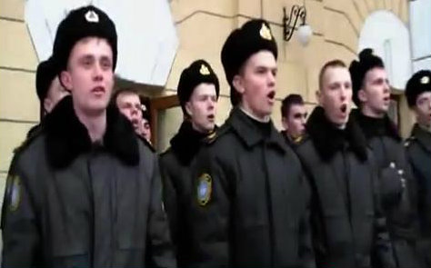 Курсанты спели гимн Украины. Фото: скриншот с видео.