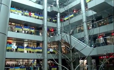 Новость - События - Одесситы вывесили флаги и спели гимн в торговом центре