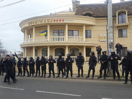 Милиция не смогла помешать драке, но теперь будет искать виновных.
Фото - censor.net.ua