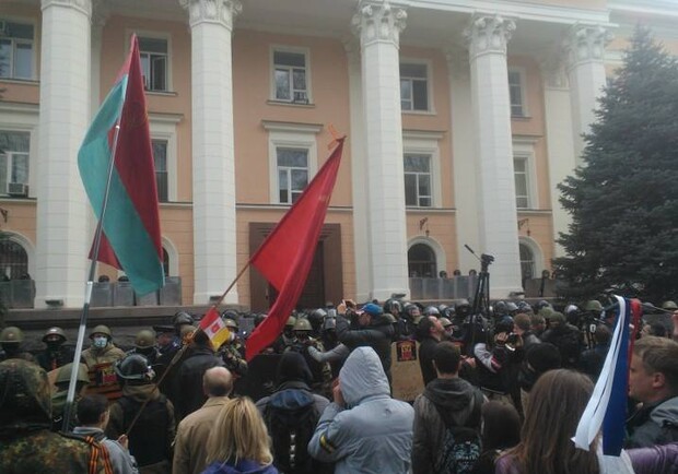 Люди устроили митинг возле СБУ. Фото - Николай Яковенко. 