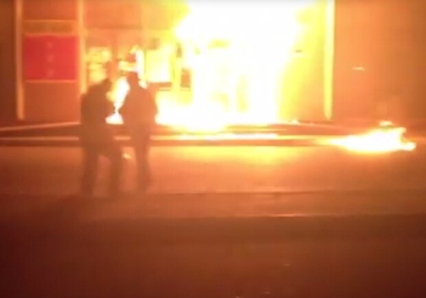 Радикалы отметили Пасху, подпалив супермаркет. Фото - кадр видео. 