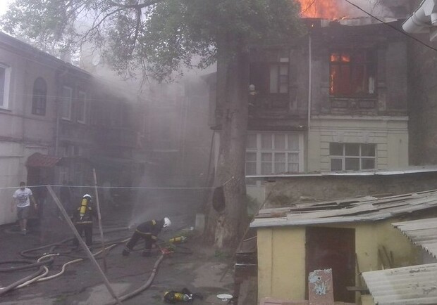Дом загорелся сегодня днем. Фото - public.od.ua