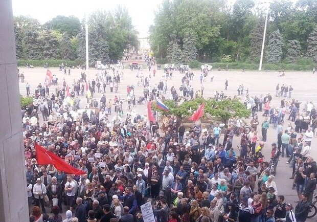 Поминальный митинг не обошелся без флага иностранного государства. Фото - Вера Запорожец
