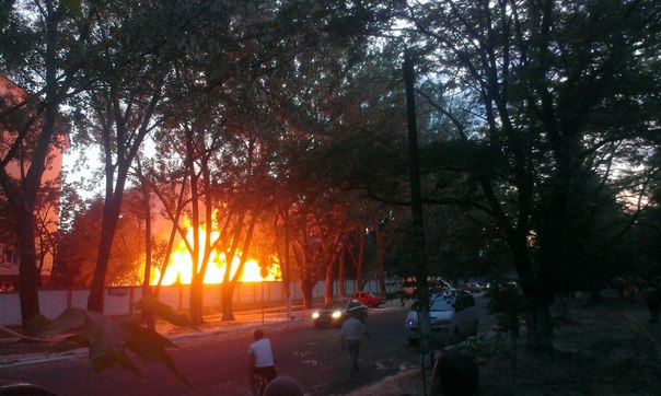 Вечерний пожар на Таирова. Фото: vk.com/maidanod.
