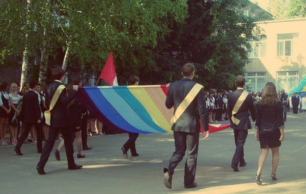 Теперь боязнь вызывает не только национальный флаг, но и обычная радуга в руках детей. Фото: vk.com/gymnasium_8.