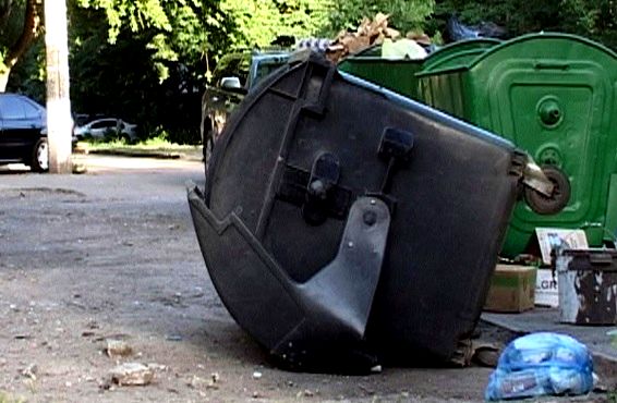 Пьяницы не придумали ничего лучше, как выкинуть труп в мусорку.
Фото - облУВД.