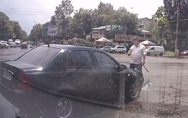 Новость - События - "Неадекватное" ДТП: водитель разбил окно "подрезающему" и протянул его на капоте