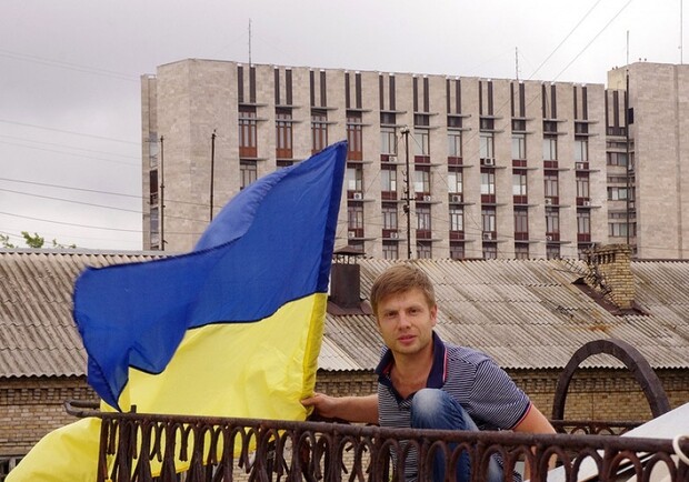 Флаг установил и под окнами ДонГА. Фото - dumskaya.net