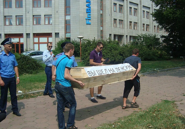 Гробом уже никого не удивишь. Фото с сайта: novostnik.com.ua.