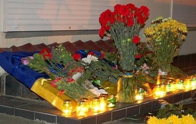 Одесситы несли цветы и свечи к зданию штаба. Фото с сайта: dumskaya.net.