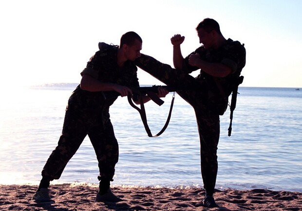 Курсанты провели тренировку на пляже. Фото - mil.gov.ua