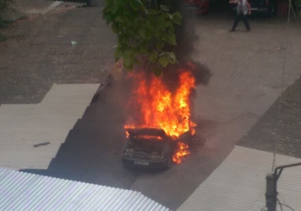Автомобиль загорелся сегодня днем. Фото: Дмитрий Вершинин